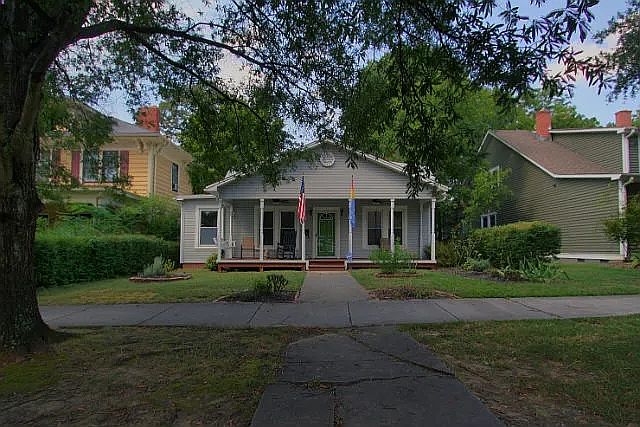 2nd image of 918 Dacian Ave