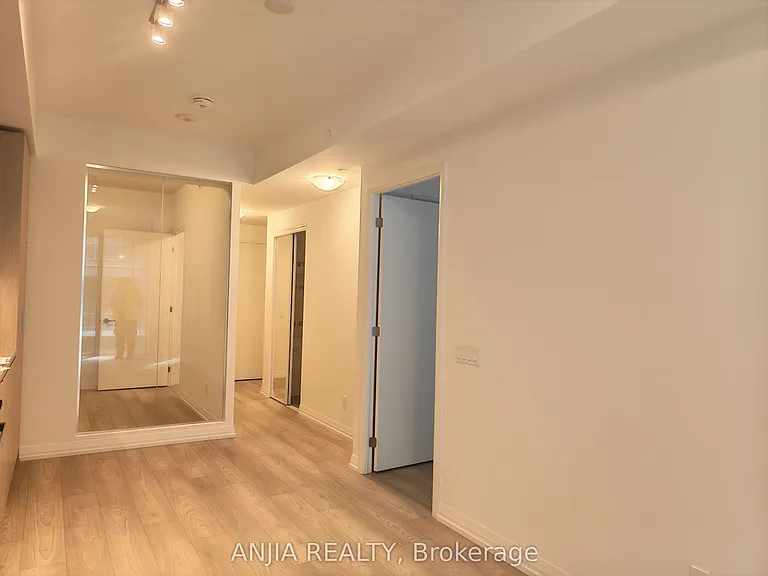 400 King St W #621 — Photo 6