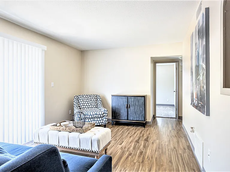 217 W Broadway — Photo 9