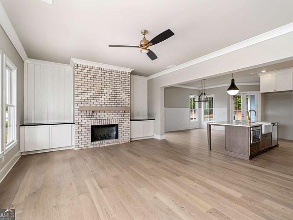 2nd image of 1033 Crossroad Trl