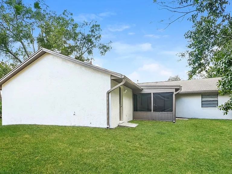 395 Eagle Cir — Photo 2