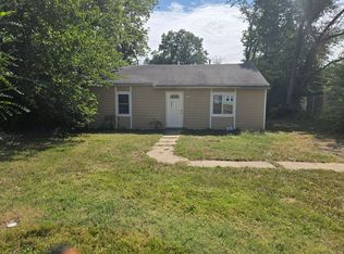 421 SE 35th St, Topeka, KS 66605