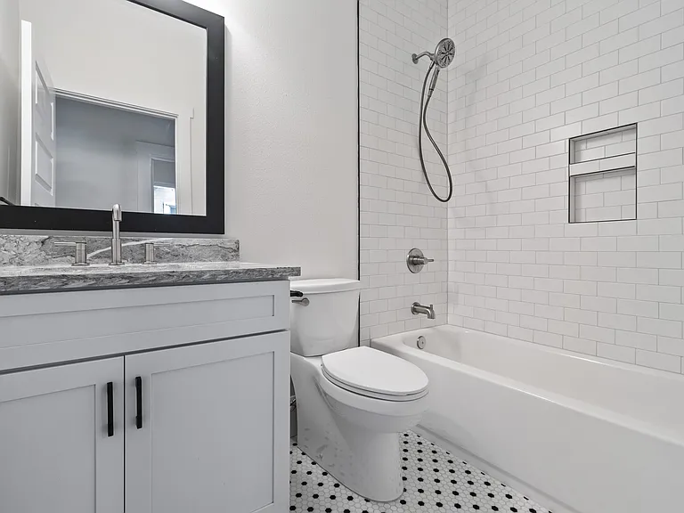 905 E Saint Clair St — Photo 14