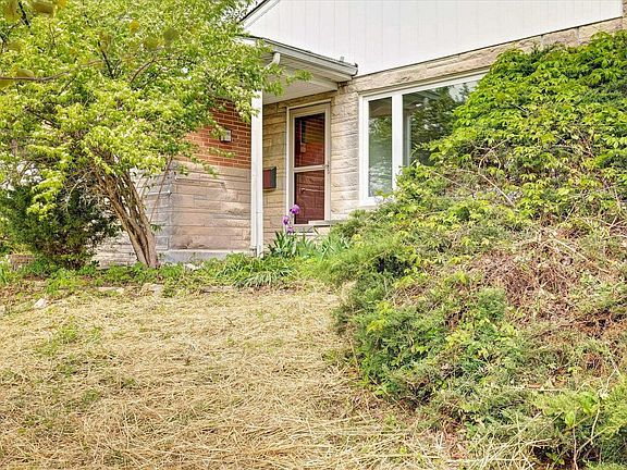 4th image of 229 S Hillsdale Dr