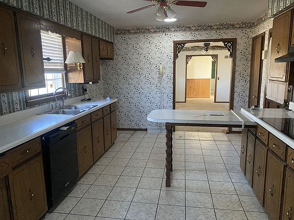 5th image of 15958 Sneed Dr