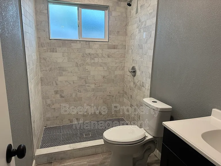1311 W 4th St — Photo 8