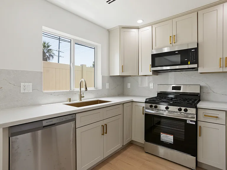 11504 Valjean Ave — Photo 7
