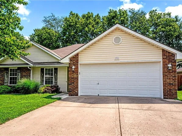 3702 SE Adams Dr, Blue Springs, MO 64014