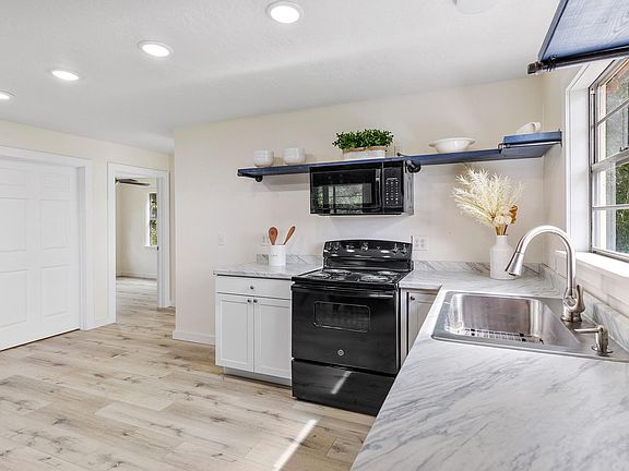 3rd image of 161 White Oak Cir