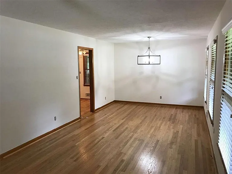 1321 Mary Dale Dr — Photo 3