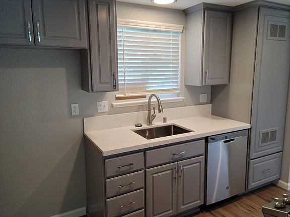 3rd image of 5706 Hillsdale Blvd