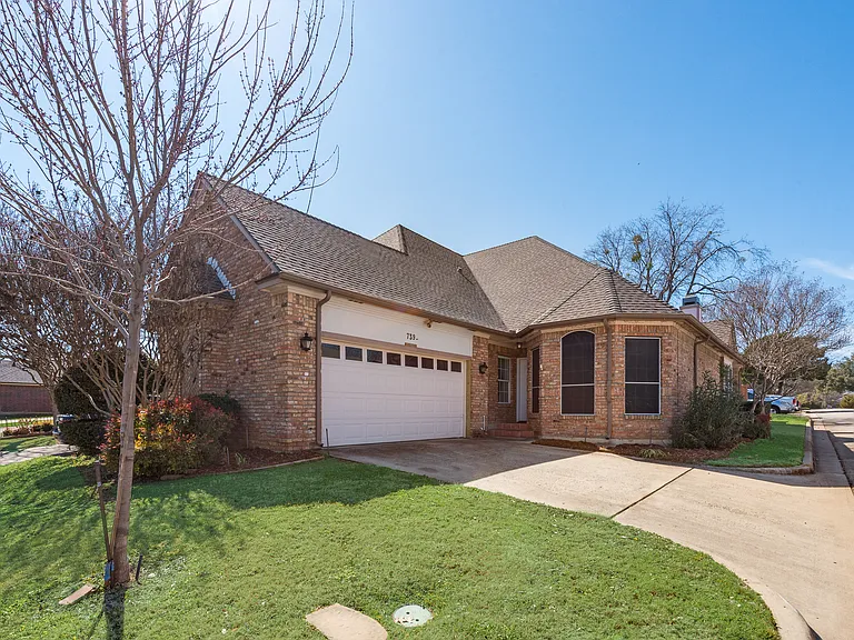 739 Harbour Town Dr — Photo 1