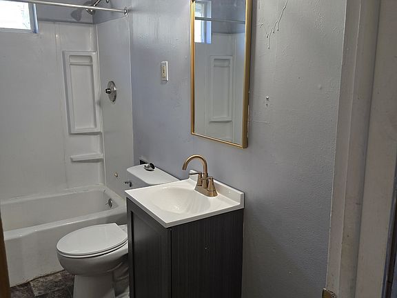 4th image of 146 Pioneer Ave