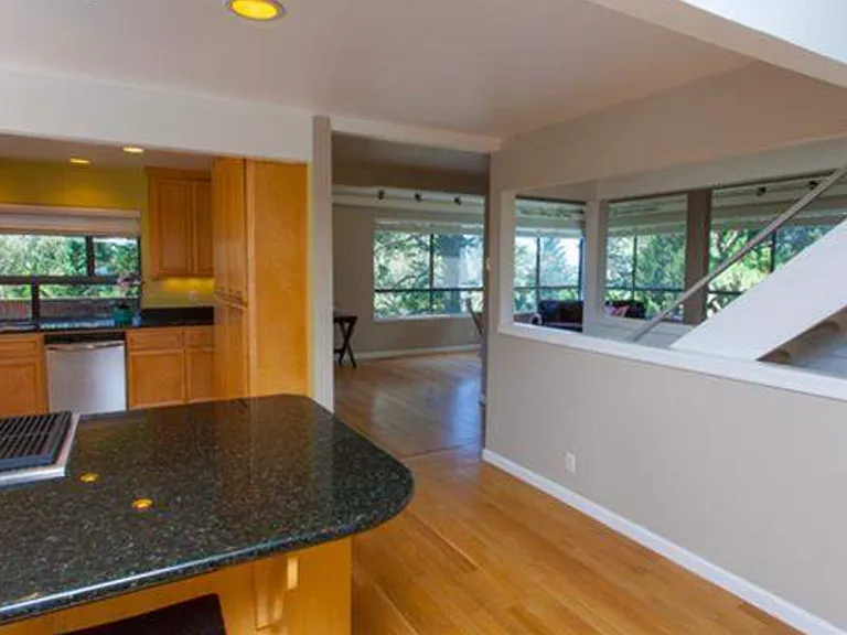 2269 Mastlands Dr — Photo 7