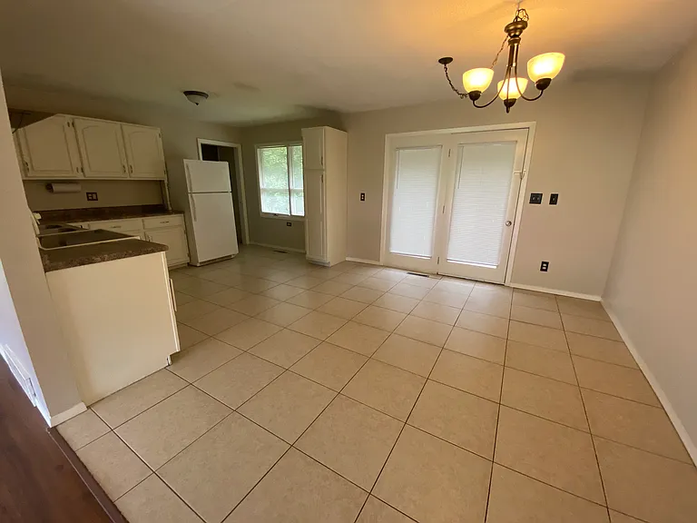 2813 E Pearl St — Photo 5