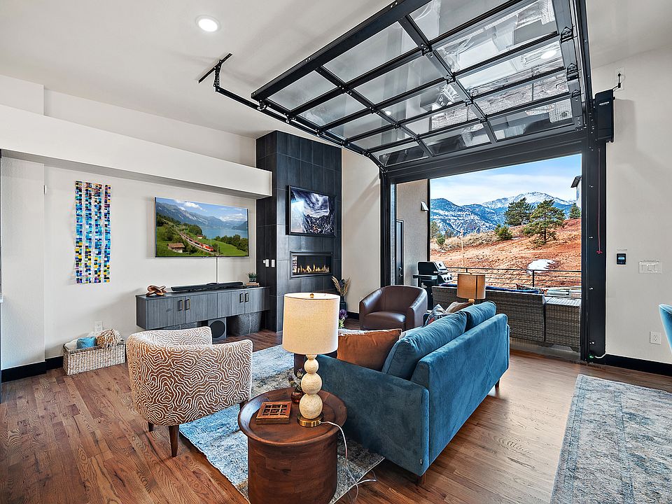 +2nd floor
+Living room
+Fireplace
+TV
+Outdoor/indoor dining