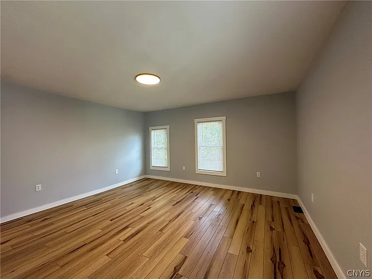 128 Caroline Ave — Photo 32