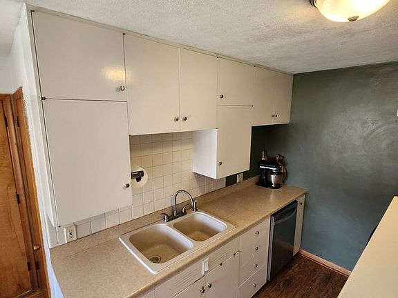 5th image of 1820 W John St