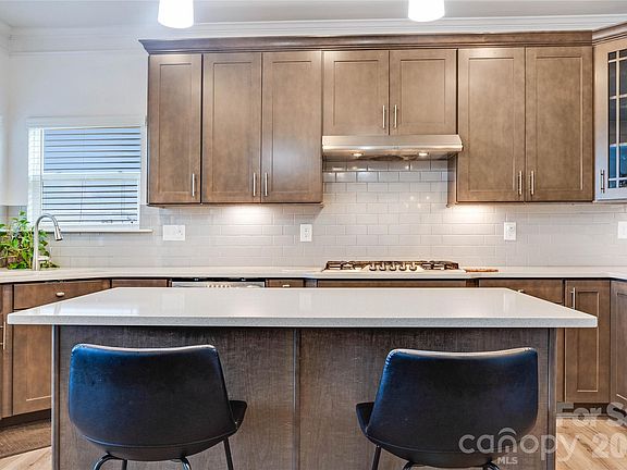 4th image of 2810 Shumard Dr