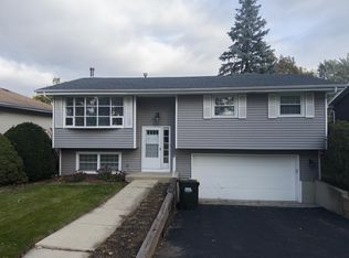 1N271 Darling St, Carol Stream, IL 60188