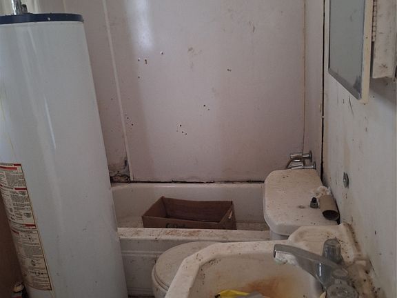 4th image of 421 W 8th St