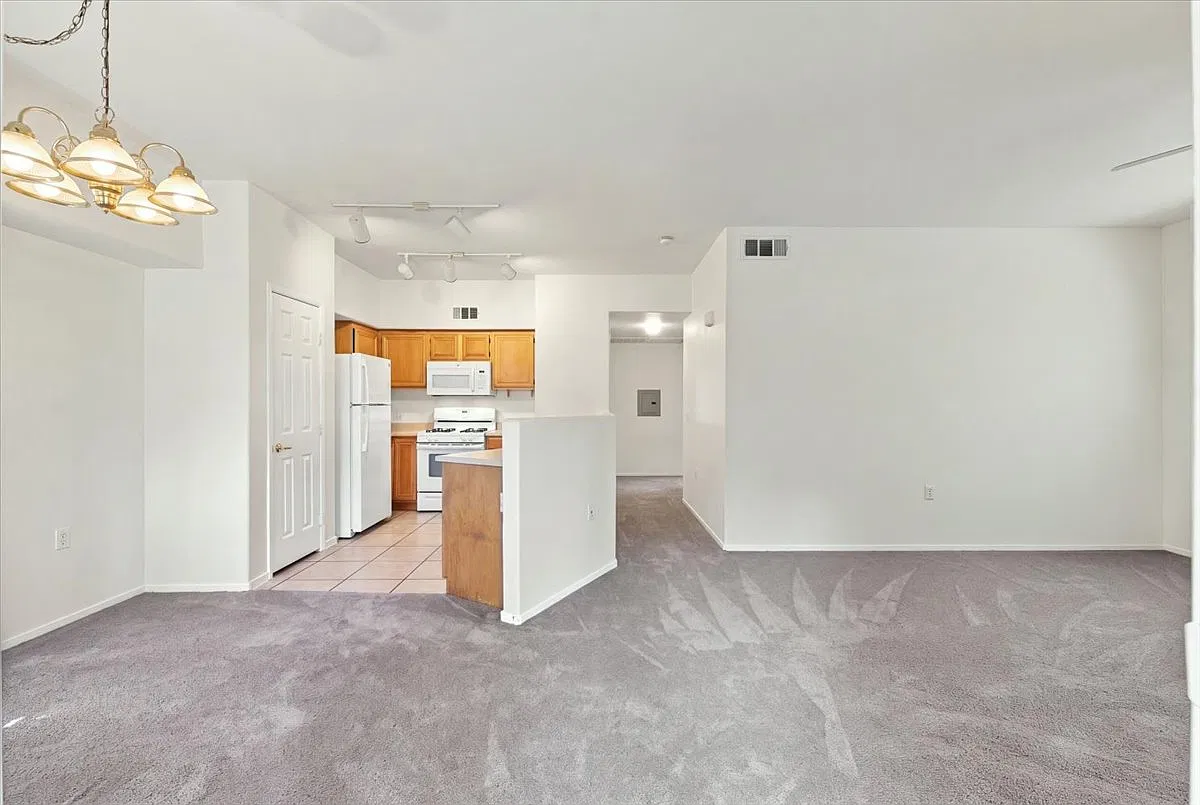 10245 S Maryland Pkwy Unit 127 — Photo 3