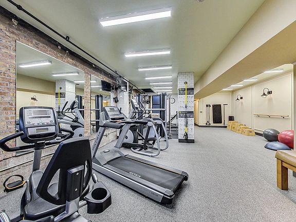 4th image of 3530 N Lake Shore Dr Floor T10a