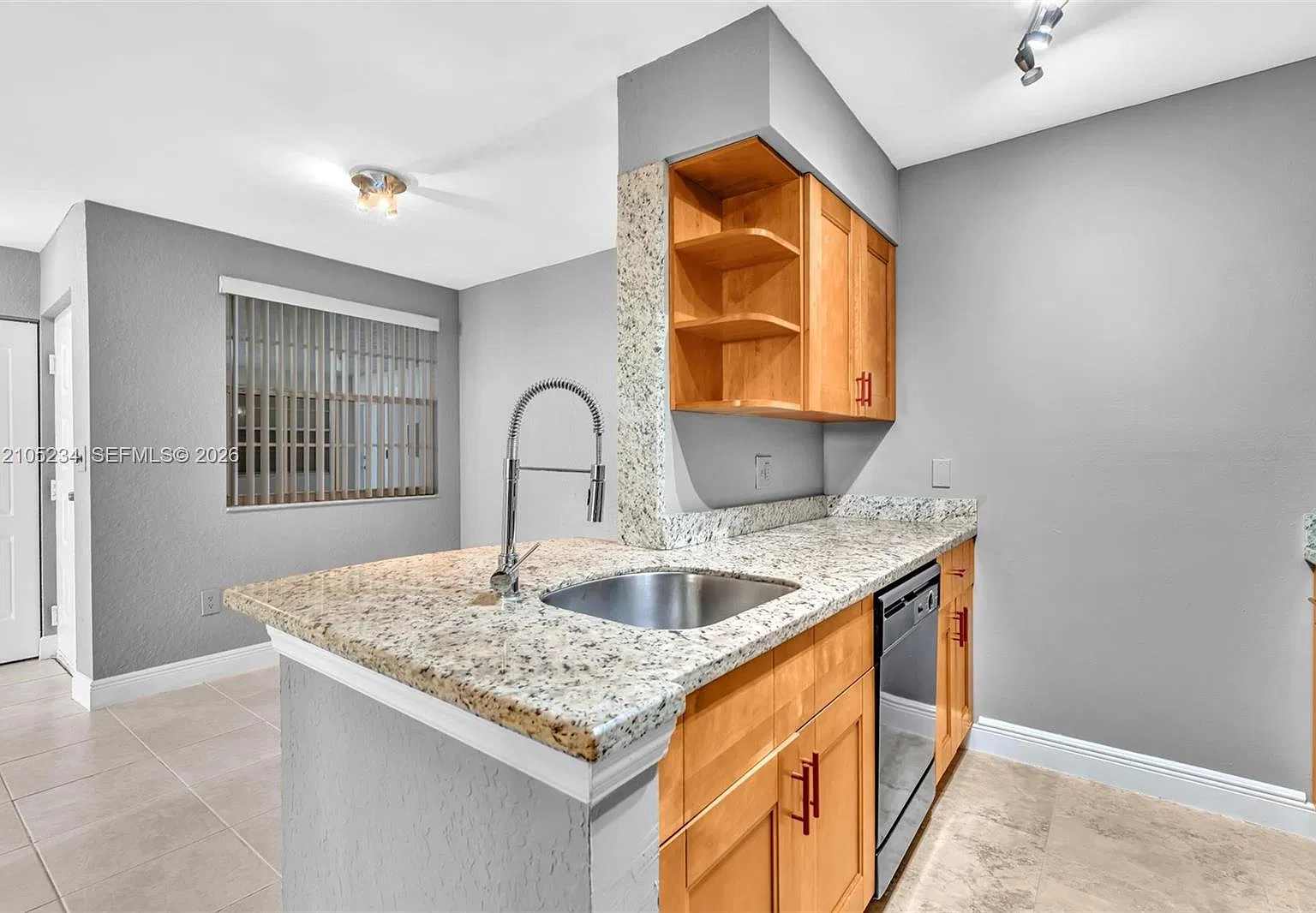 Lakeview Club Condo — Photo 2