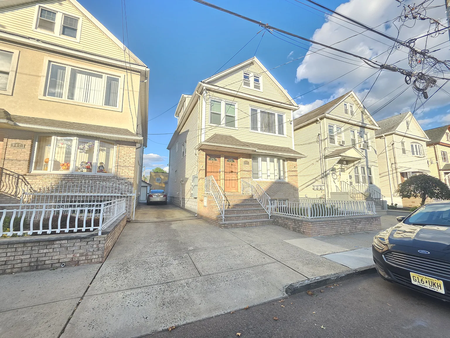 3 bed, $2,400 — Photo 1