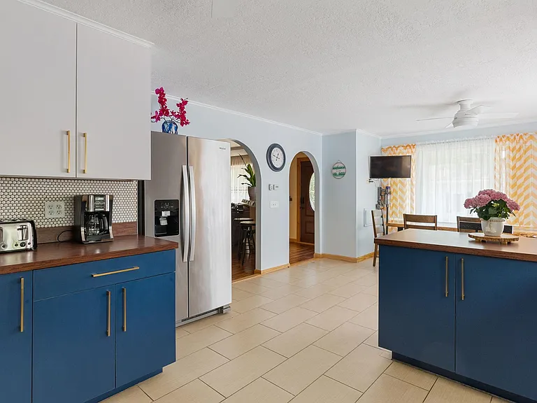 Laurene Dr — Photo 4