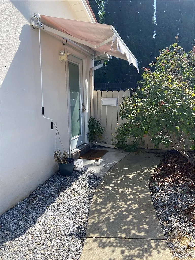 Studio, 310 sqft, $1,600 — Photo 3