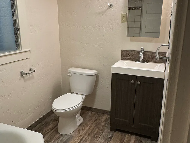 2535 N Maroa Ave — Photo 2
