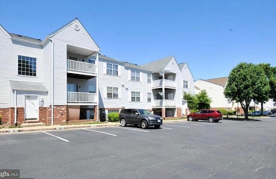 1st image of 100 Grosvenor Ln APT 2