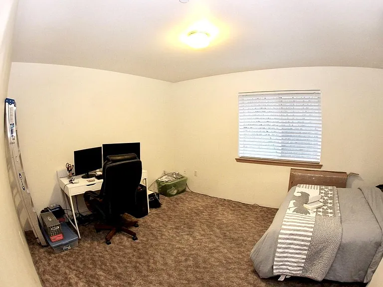 Spacious 2nd bedroom