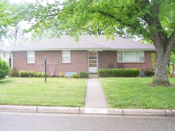 1302 Summit St, Junction City, KS 66441