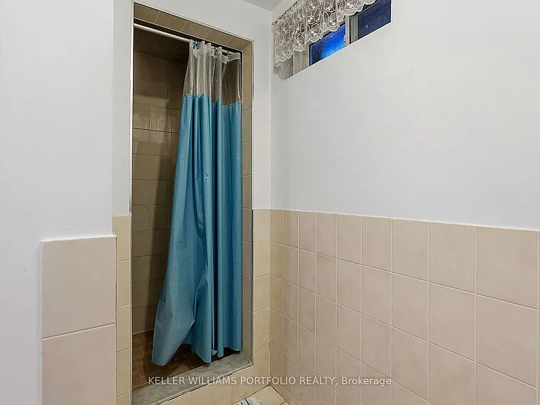 73 Jessica Gdns — Photo 43