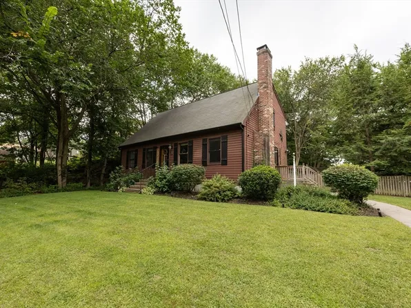7 Elmwood St, Blackstone, MA 01504