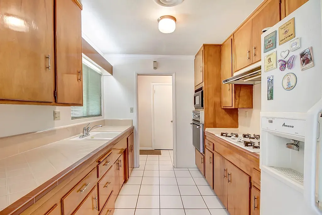 3 bed, 1596 sqft, $3,864 — Photo 4
