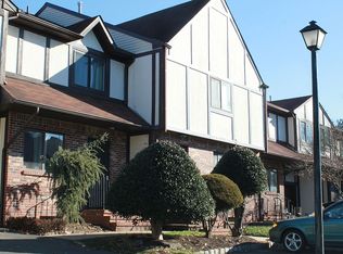 4 Devonshire Ct, Ewing, NJ 08628