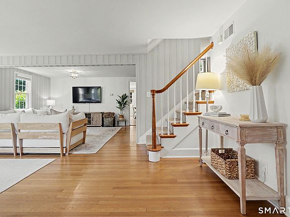 5th image of 15 Scribner Avenue