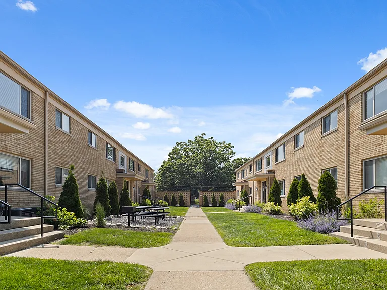 Monon Court, Managed by Buckingham Monon Living — Photo 8