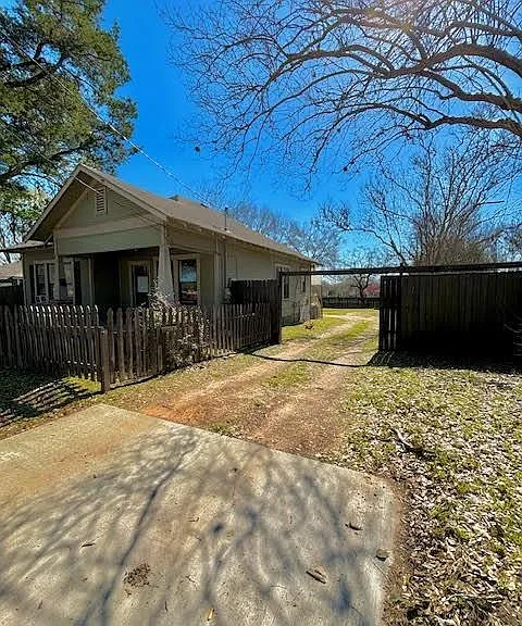 211 E Phillips St — Photo 3