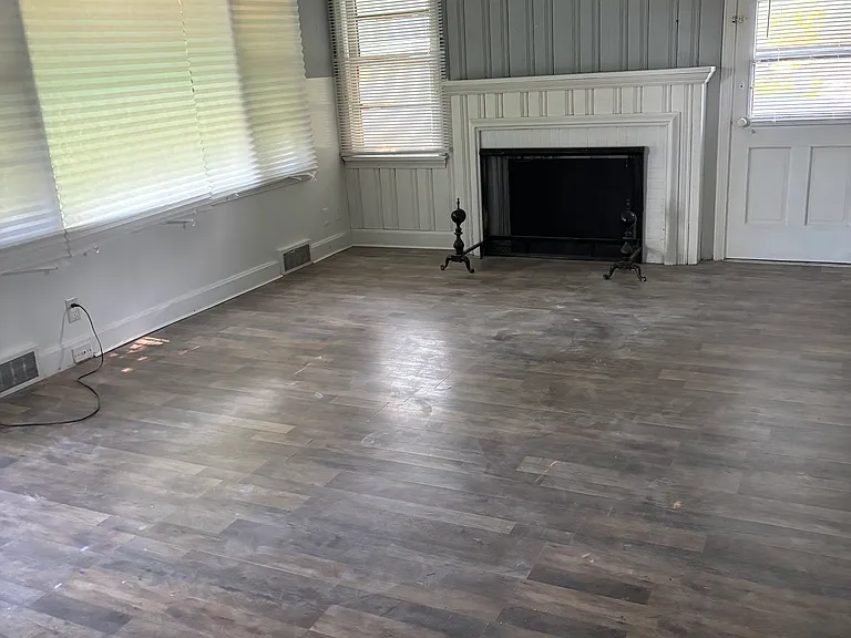 2111 E East Ln — Photo 3