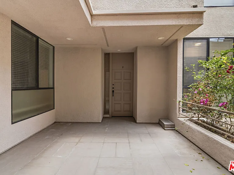 500 S Barrington Ave #2 — Photo 4