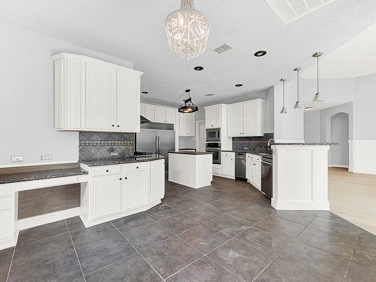 1413 Westmont Dr — Photo 10