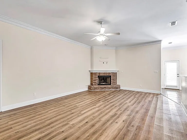 608 Memorial Ct — Photo 9