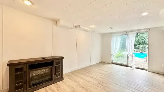 2351 Woking Cres — Photo 5