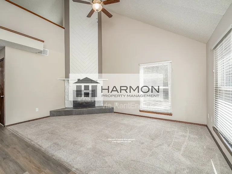 2138 S Fieldcrest Cir — Photo 2