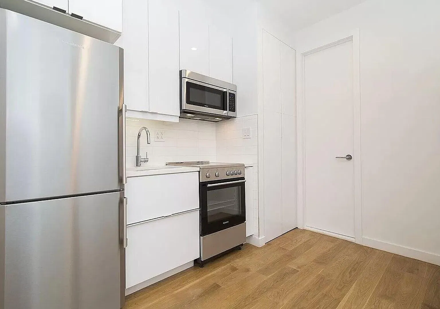 Charming 2 Bedroom-No Broker Fee — Photo 1