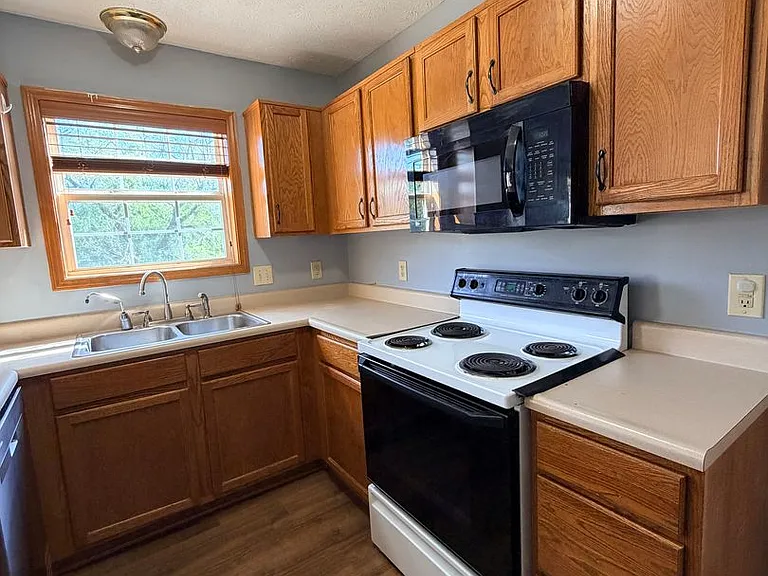 705 Hummingbird Ln — Photo 10